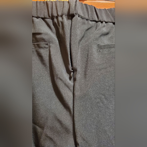 Men's black cuffed shorts with hidden rear zipper - Picture 5 of 8